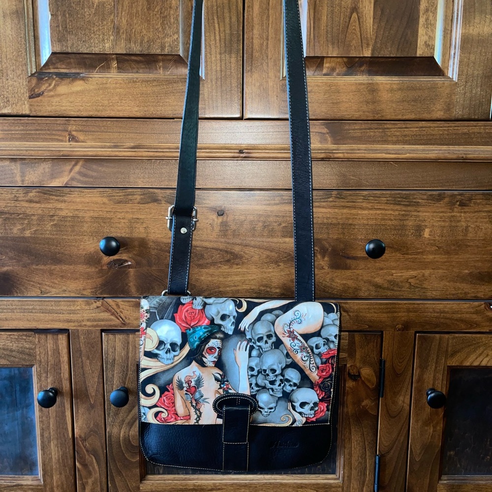 I am selling a Leather over the shoulder bag/purse.
